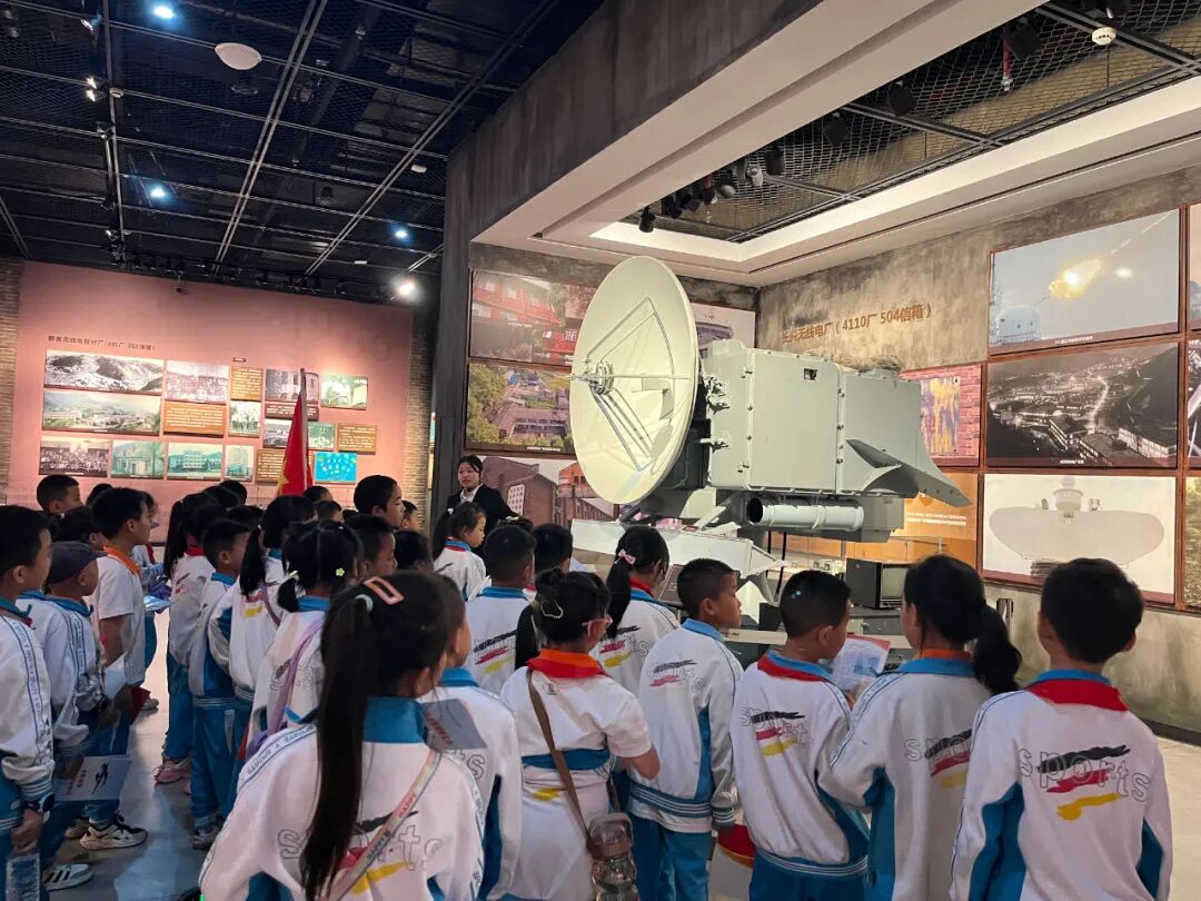 都匀十六小组织师生到三线建设博物馆参观学习