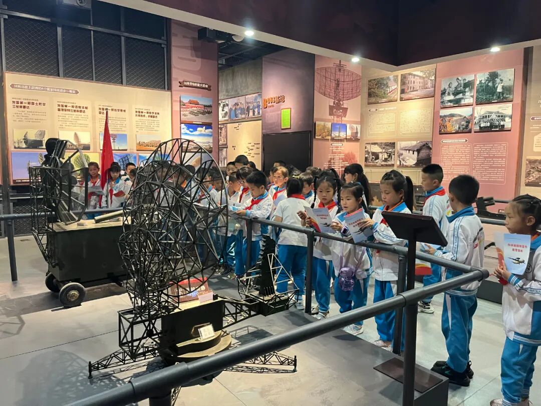 都匀十六小组织师生到三线建设博物馆参观学习