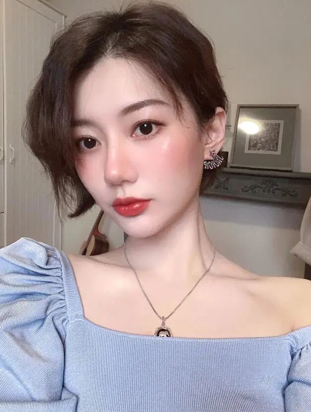 ​发际线高的女生，可别乱剪头发！换对这4种“刘海”，减龄显脸小