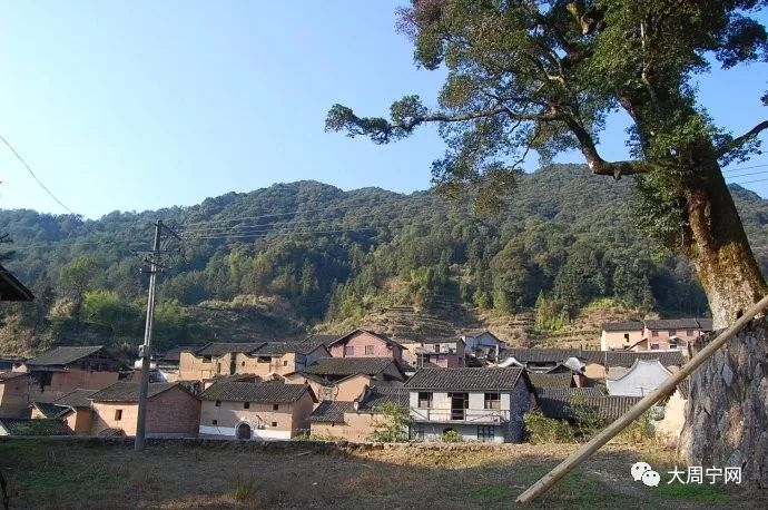 碧岩村位于福建省周宁县城的西南部,咸村镇所在地的北部,北距县城45