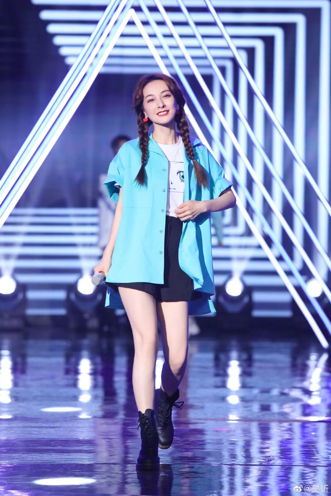 03吴昕舞台一字马震惊全场被说废柴的她怎么一夜之间就逆袭了