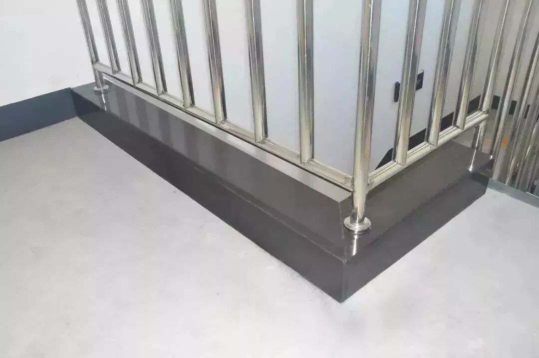 楼梯挡脚板安装效果 楼梯栏杆转角处立杆效果
