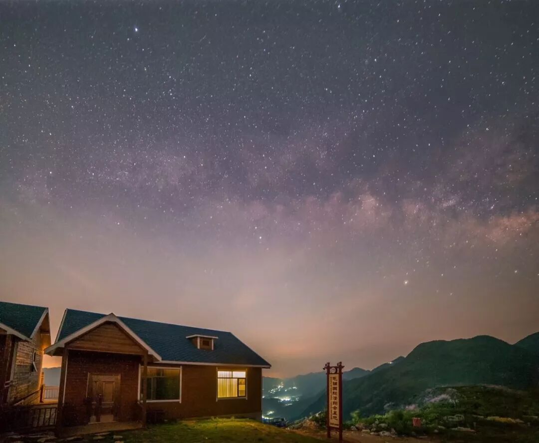 奇景 德阳有多美 小伙拍摄九顶山下的城市延时作品 狮子王峰辉映万家灯火 视频 看德阳 微信公众号文章阅读 Wemp