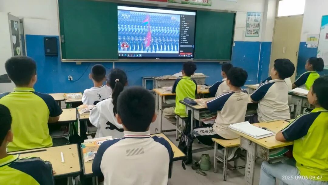 小学观看阅兵仪式.jpg