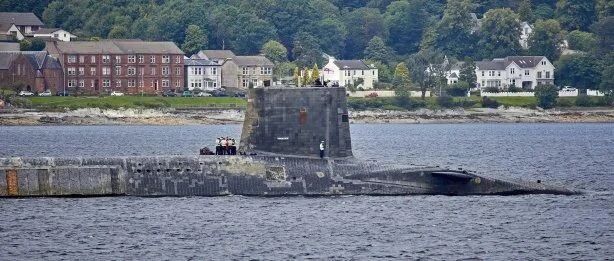 罕见！苏格兰网友拍到英国战略核潜艇返回母港，样子已经面目全非