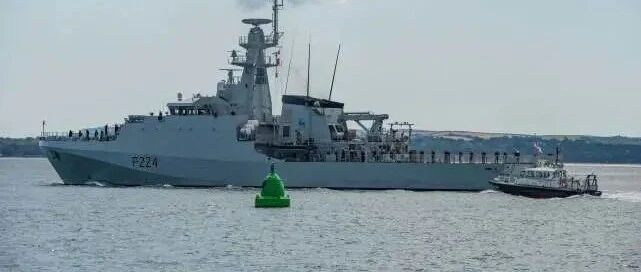 英国皇家海军出洋相了！新舰服役后仅仅部署了9天，就在海上失控