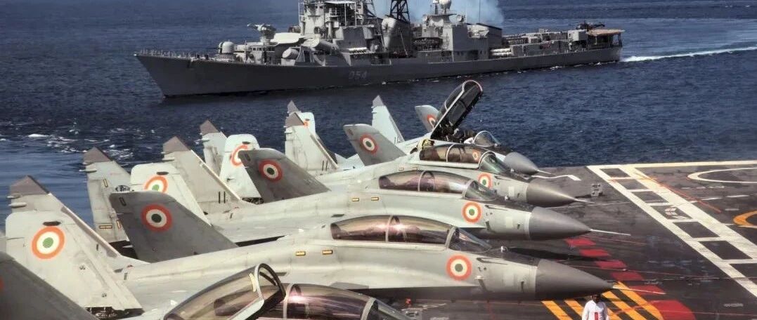 印度海军舰载战斗机突然坠海！1年内3次出事，已经摔掉十分之一