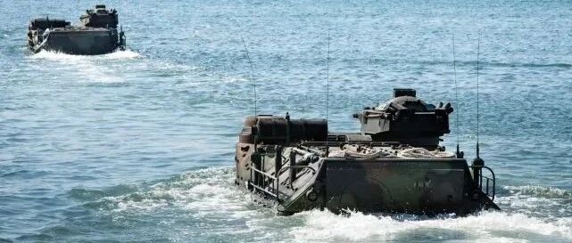美军连遭横祸！海军陆战队两栖突击车突然沉没，9名大兵葬身大海