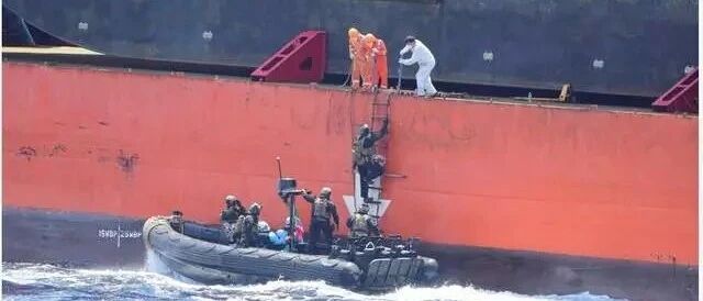 西非海盗竟袭击中国货轮！意大利战舰火速搭救，054A还要多造