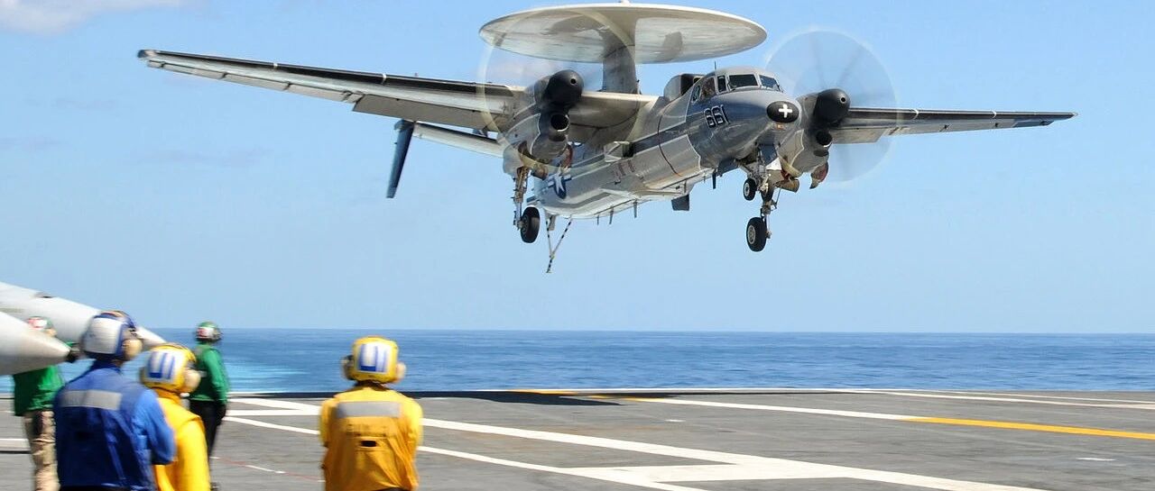 突发！美国海军一架鹰眼舰载预警机在本土坠毁，机组死里逃生