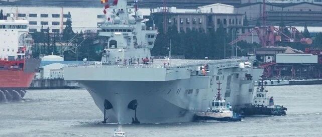 075两栖攻击舰首舰试航，2年内有望3艘入列，肚里其实很能装