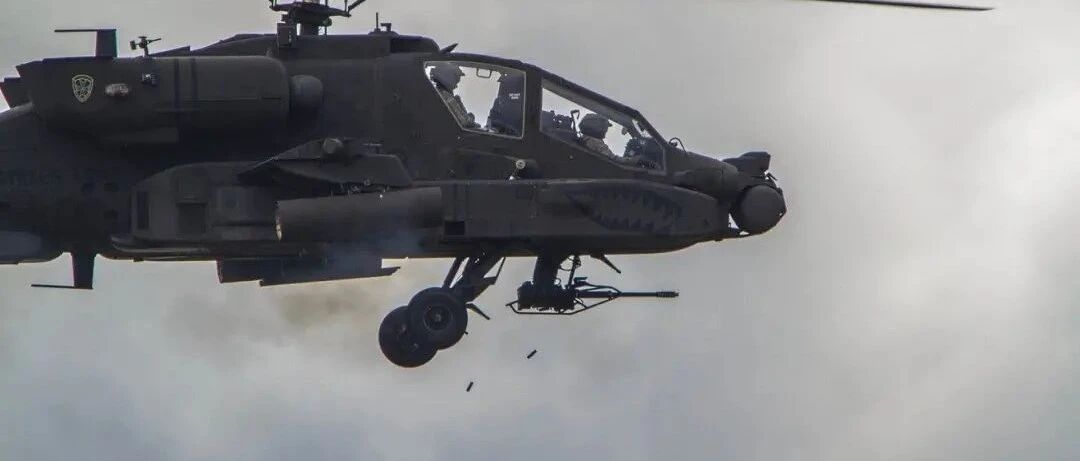 猪队友真多！英军武装直升机竟在机场向空气开火，士兵慌忙找炮弹