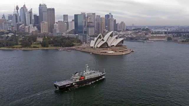 大火烧了4个月，澳大利亚海军坐不住了，出动万吨船坞登陆舰救援