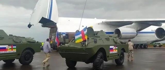 俄军巨型运输机抵达，送来装甲车和泰迪熊，非洲最穷国家夹道欢迎