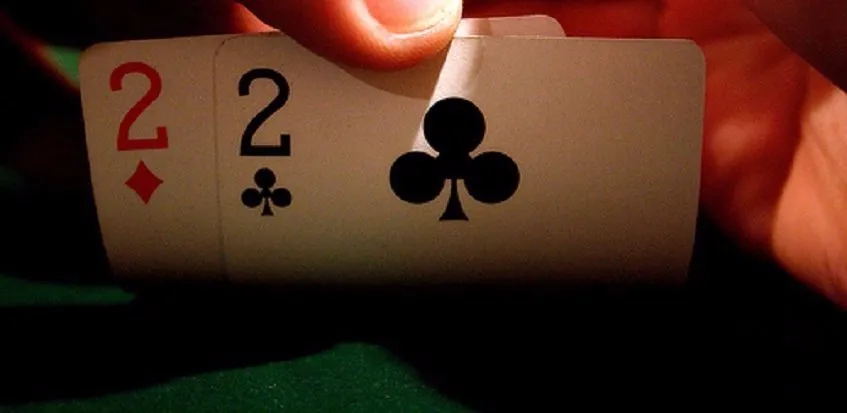 德州扑克游戏中小对子的最佳场合你知道吗？(图1)