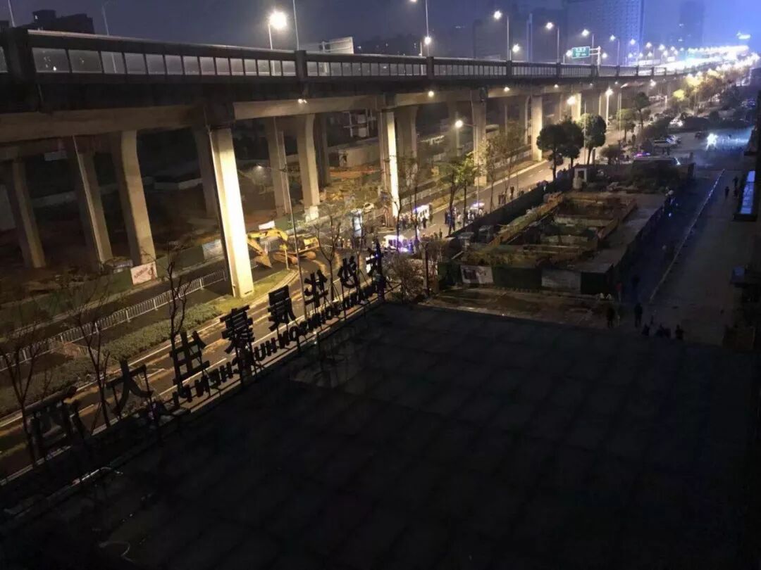 万家丽路与长沙大道交叉口地面塌陷，无人员伤亡