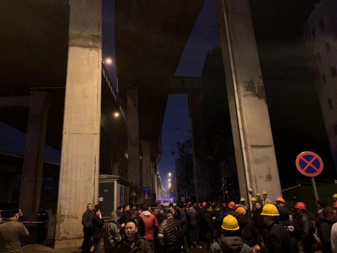 万家丽路与长沙大道交叉口地面塌陷，无人员伤亡