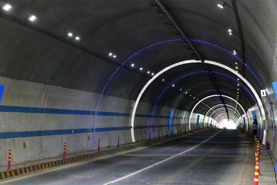 在隧道内完善提升反光,发光等标志,在洞内依隧道轮廓设置霓虹灯带