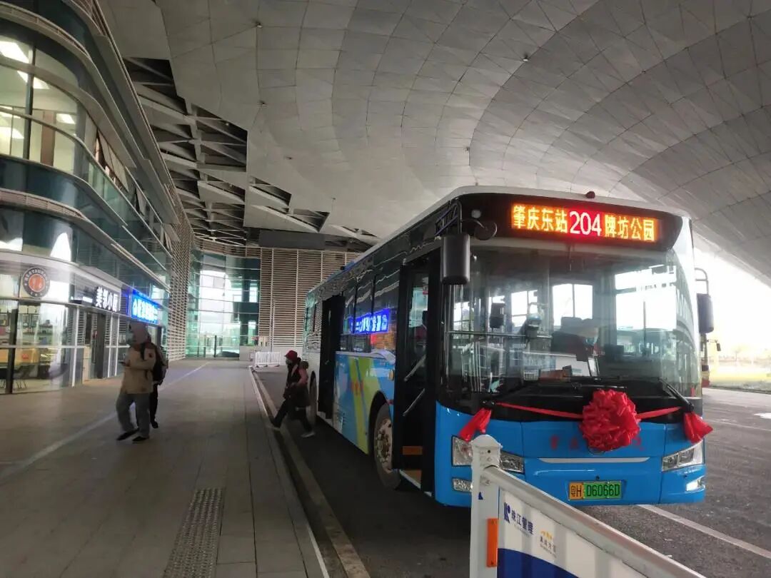 流动的靓丽蓝色彩虹肇庆又一批纯电动公交车投入使用