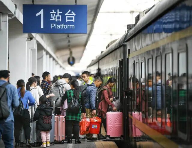 春运一线党旗飘春运启程这些最美身影照亮回家的路