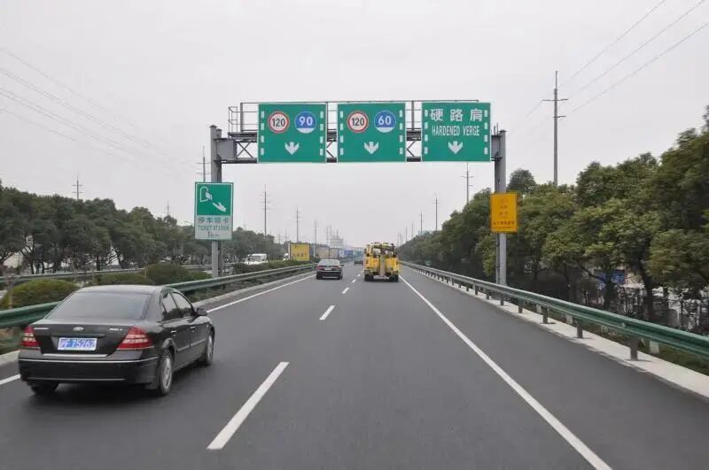 沪嘉高速公路是,中国大陆第一条建成通车的高速公路,标志着中国大陆