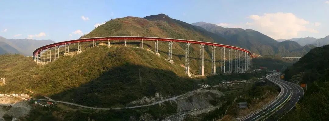 那坡的山歌文化)百大特大桥像飘在空中的白云穿