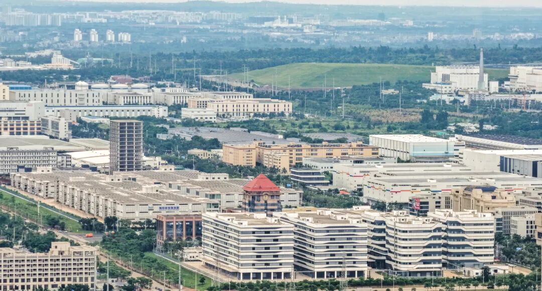 7月24日，空中俯瞰日新月异的海口综保区。康登淋摄.jpg