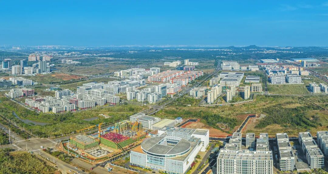日新月异的海口国家高新区美安生态科技新城。 本报记者 康登淋 摄.jpg