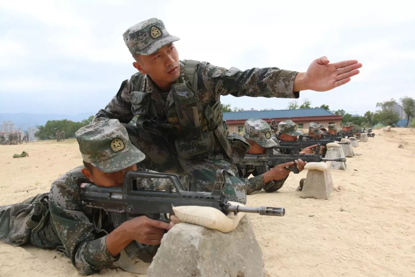 训练场上指导员陈龙飞给新战士讲述弹着点