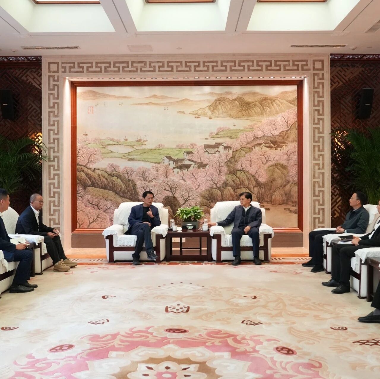 省人大常委会副主任、省总工会主席魏国强调研亨通产改工作