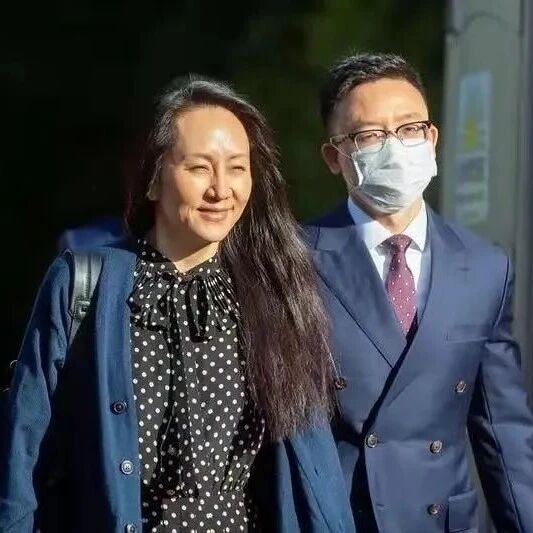 孟晚舟太硬气！没认罪高调回国享巨星待遇，穿波点裙意气风发超美