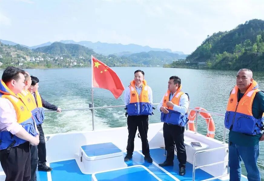 杨雪峰到长堡镇调研督导森林防火产业发展等重点工作并开展巡林巡河