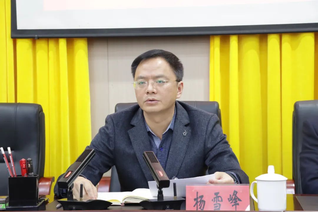 县委书记杨雪峰参加人大代表政协委员分组讨论时强调开年就决战起步就