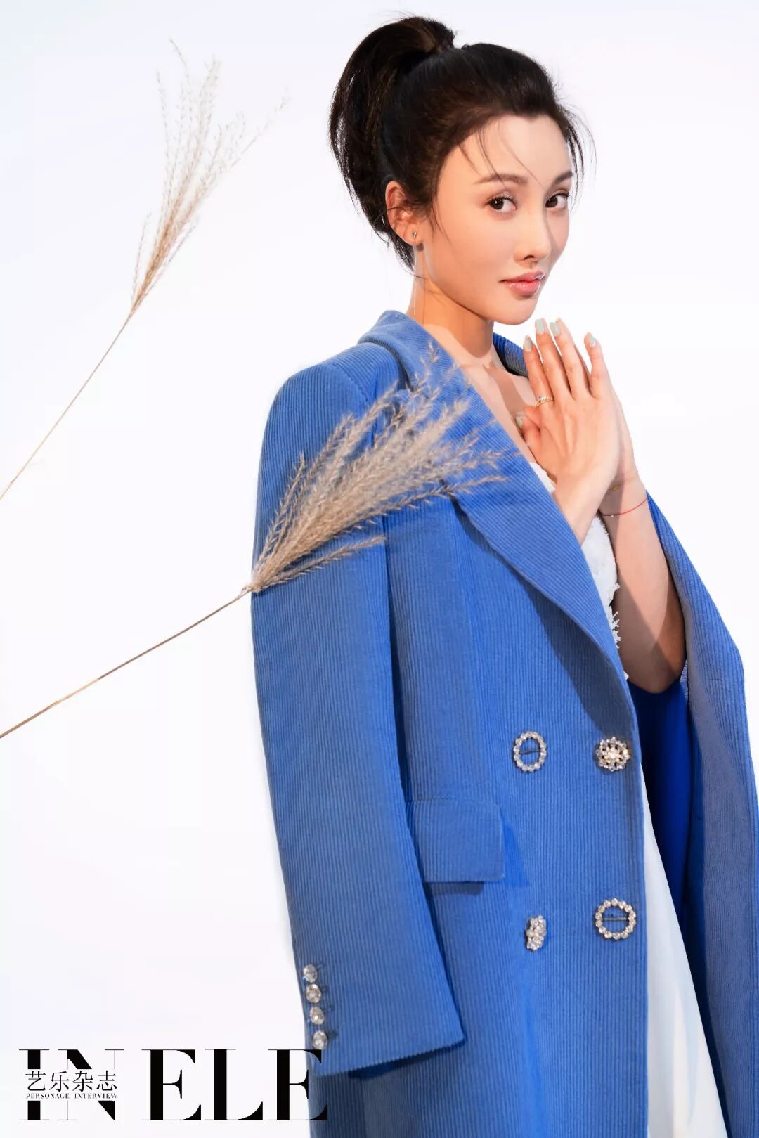 女演员管乐在拍摄时尚大片时,特意身穿蓝色外套,与海蓝宝戒指深浅辉映