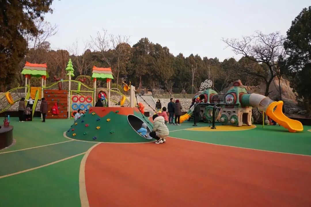 儿童游乐区自从翻新以来都承载了几代泰安人的回忆那里的一花一草它曾