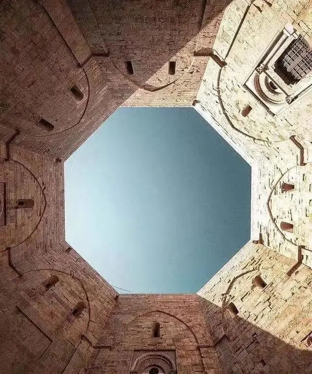 蒙特城堡不仅是一座八边形的建筑,有8座塔,每层有8个房间等等,在一些