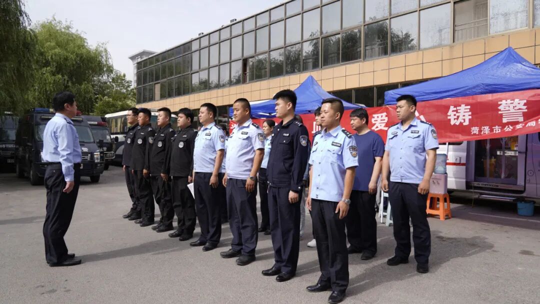 菏泽市公安局牡丹分局开展"为民献热血,爱心铸警魂"无偿献血志愿服务