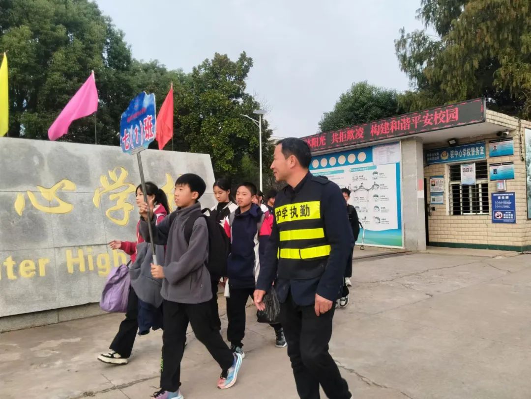 坚守“护学岗” 温暖成长路护学岗,学校交通安全,校园环境,安全保障