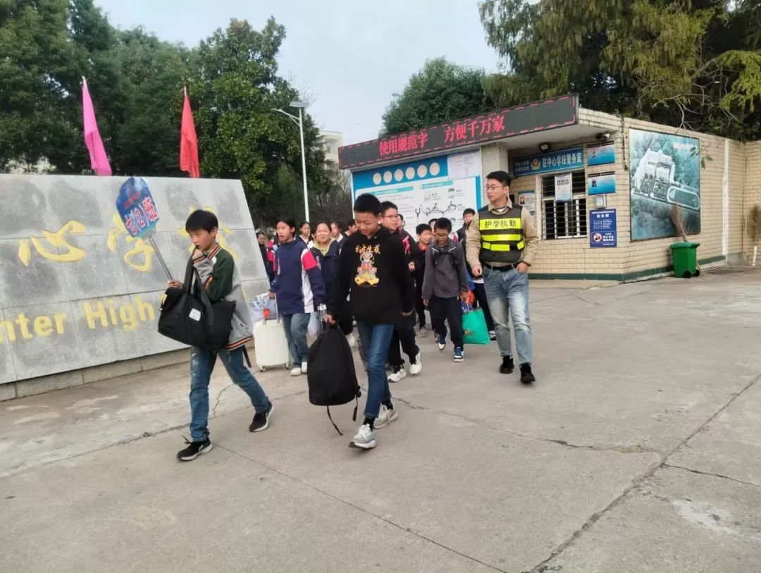 坚守“护学岗” 温暖成长路护学岗,学校交通安全,校园环境,安全保障