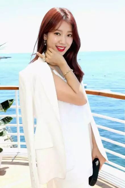 朴信惠戛纳Look,无PS图美若天仙,却败在自己的手指和脚上