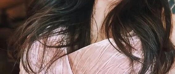 何瑞贤红毯造型细节:耳环价值百万,与礼服完美搭配