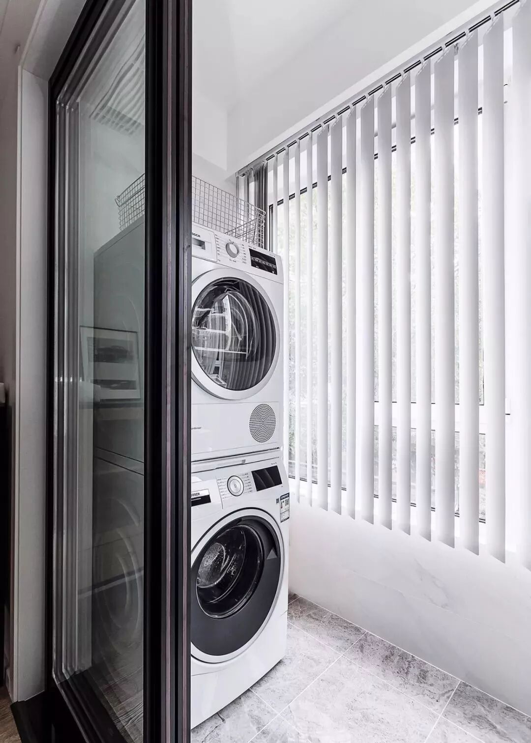 110㎡现代简约三室 一扇大玻璃窗成亮点