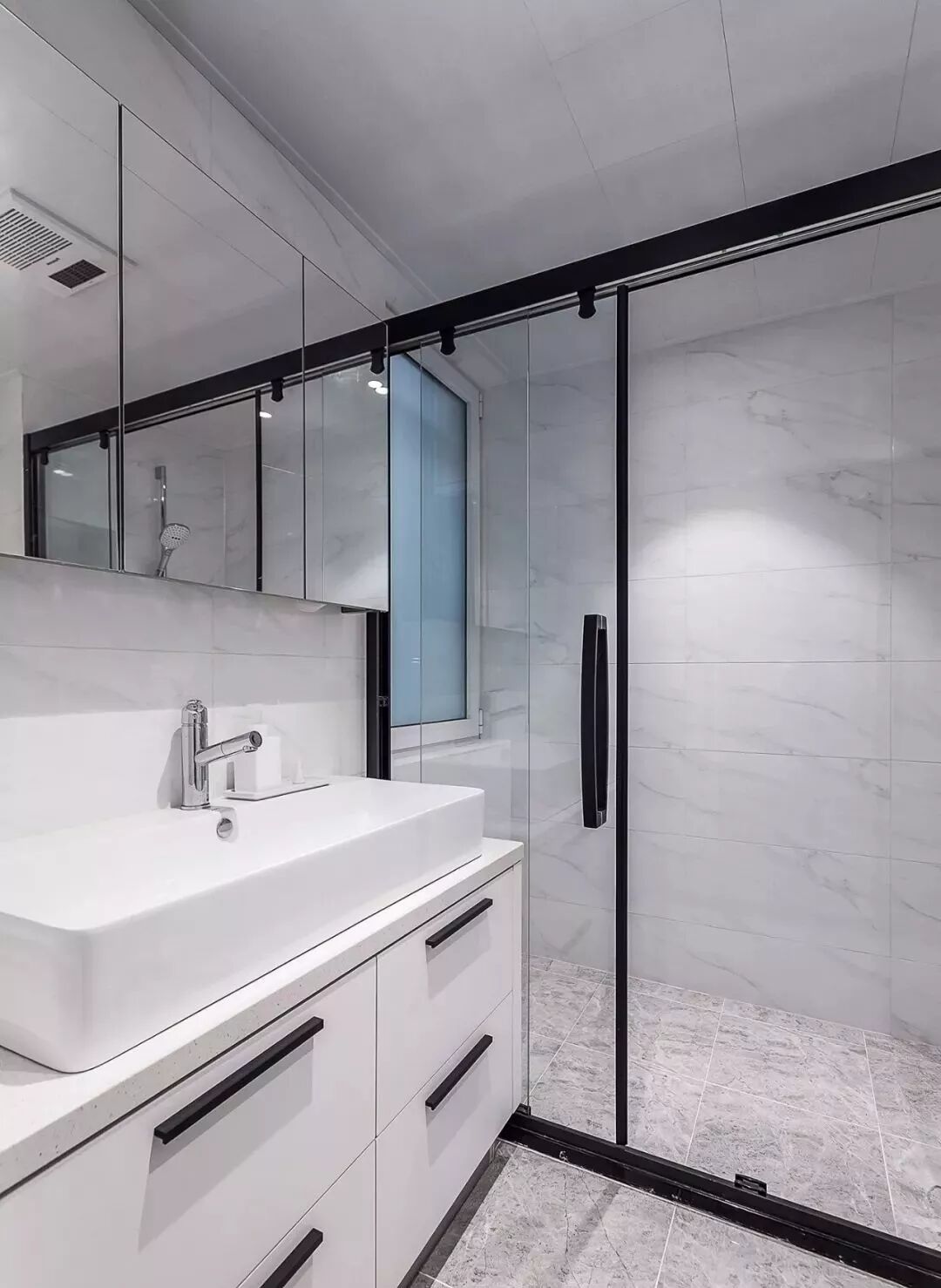 110㎡现代简约三室 一扇大玻璃窗成亮点