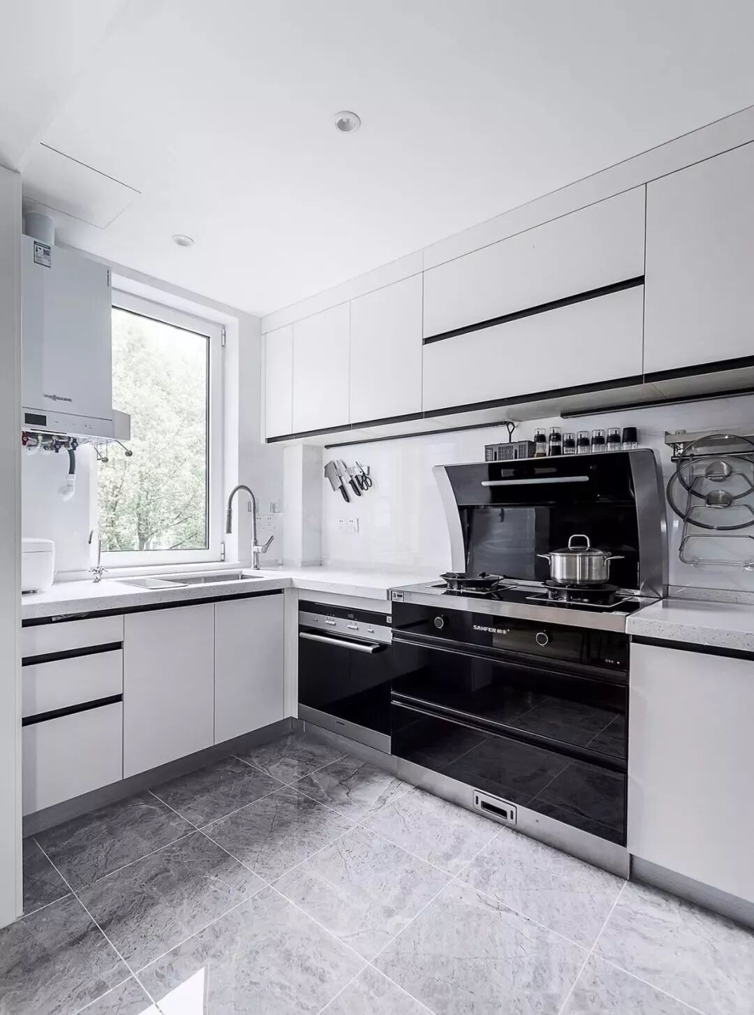 110㎡现代简约三室 一扇大玻璃窗成亮点