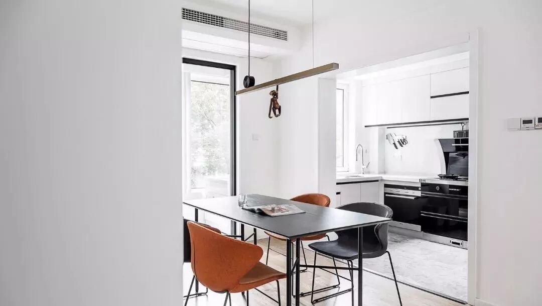 110㎡现代简约三室 一扇大玻璃窗成亮点