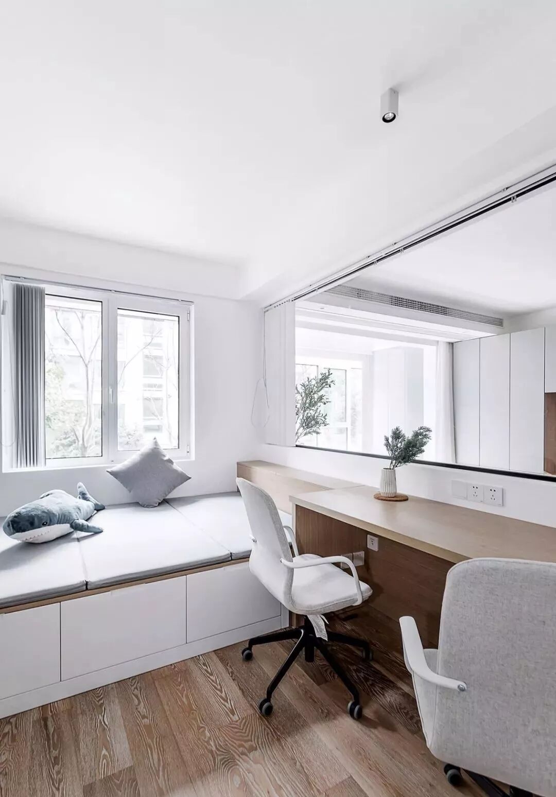 110㎡现代简约三室 一扇大玻璃窗成亮点