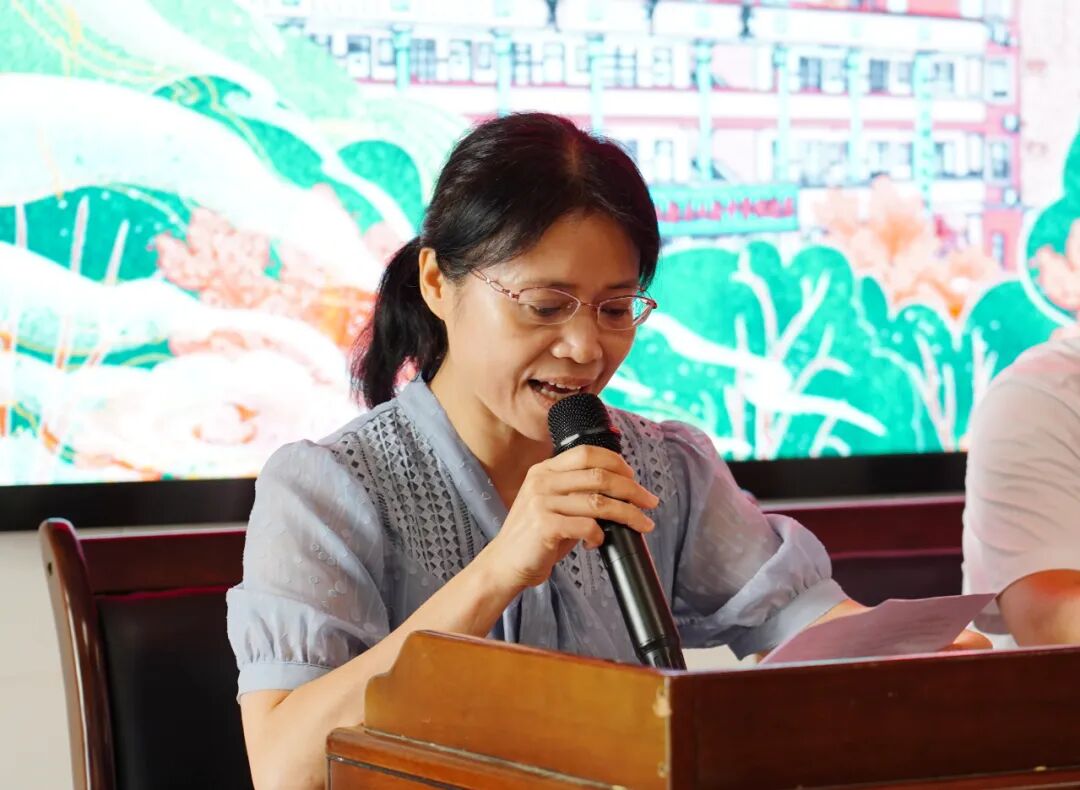 养正中学覃向阳校长为同学们颁发毕业证书毕业班学生代表代表全体毕业