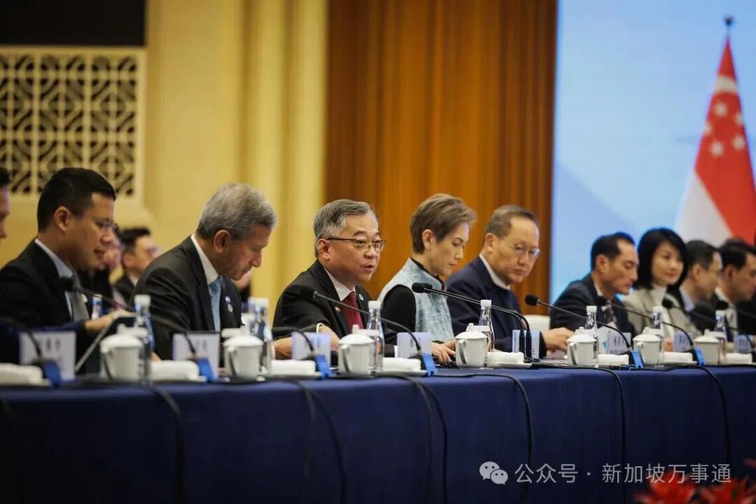 新中两国星期一（12月15日）上午在重庆召开年度新中双边合作联合委员会（JCBC）会议。我国副总理兼贸工部长颜金勇（左三）在会上致辞。（数码发展及新闻部提供）