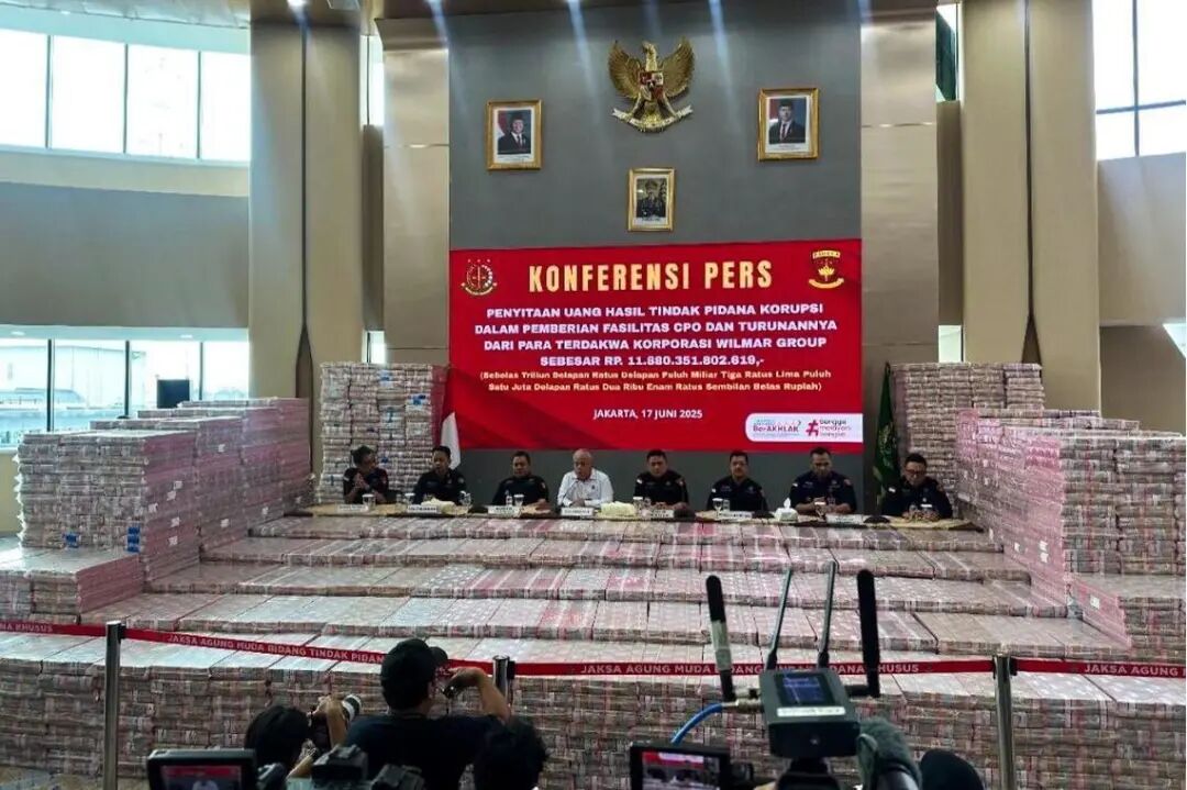 印尼总检察署于星期二召开的记者会上，展示了当局从丰益国际取得的11.8万亿印尼盾（约9亿2800万新元）保证金的其中一部分。这笔现金钞票高高地堆放在一张桌子周围，几乎挤满了整个房间。如果将所有11.8万亿印尼盾以10万印尼盾纸币堆叠成1000万印尼盾一捆并平铺一层，它们将覆盖约1万1588平方公尺的面积，是标准足球场面积的1.5倍以上。（印尼总检察署照片）