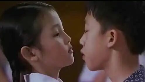 腾讯视频】 小男孩跟女同学亲亲，天真的以为会怀孕，电影《小孩不笨2》 #电影HOT大赛#